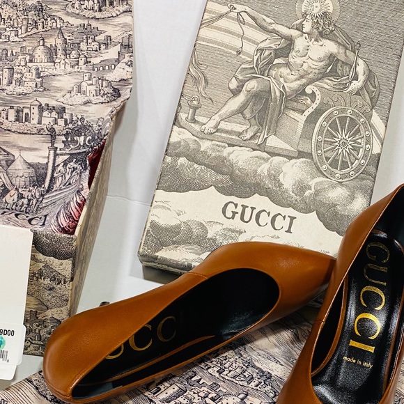 Gucci Bianca Pointed Toe Pumps. - Picture 9 of 16